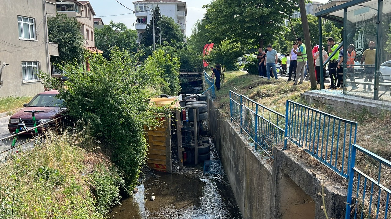 Beykoz'da hafriyat kamyonu önce durağa çarptı sonra dereye uçtu
