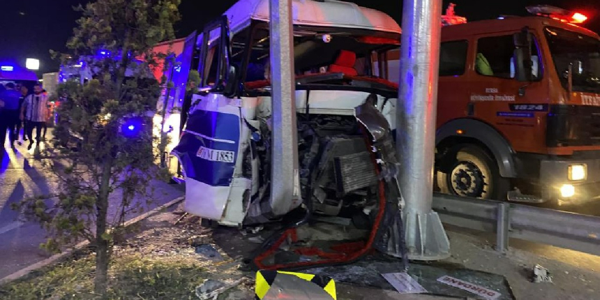 Yolcu minibüsü, yön levhasına daldı: 1'i ağır 12 yaralı