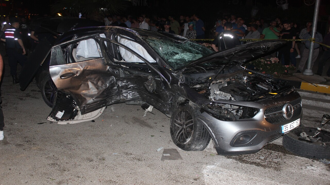 Manisa'da can pazarı! İki aracın hurdaya döndüğü kazada 1 kişi öldü, 6 kişi yaralandı