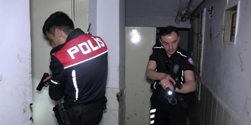 Sağlık ekibine yardım eden polisi bıçakla yaralayıp kaçtı