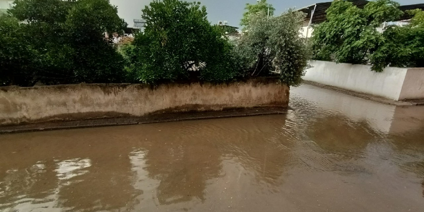 Sağanak etkili oldu, caddeler göle döndü!