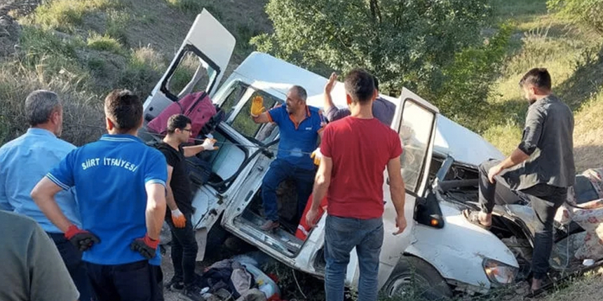 İşçileri taşıyan minibüs devrildi: Can kaybı ve yaralılar var