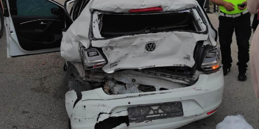 Kamyon, kırmızı ışıkta bekleyen araçlara çarptı: 1 ölü, 2 yaralı