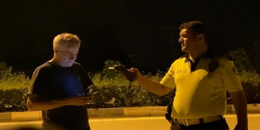 "Dur bir polis arkadaşı arayacağım" diyen alkollü sürücü, cezadan kaçamadı