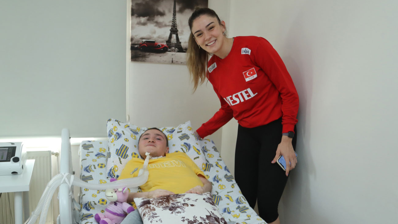 Başarılı milli voleybolcu Zehra Güneş'ten Ömür Erdem'e anlamlı ziyaret