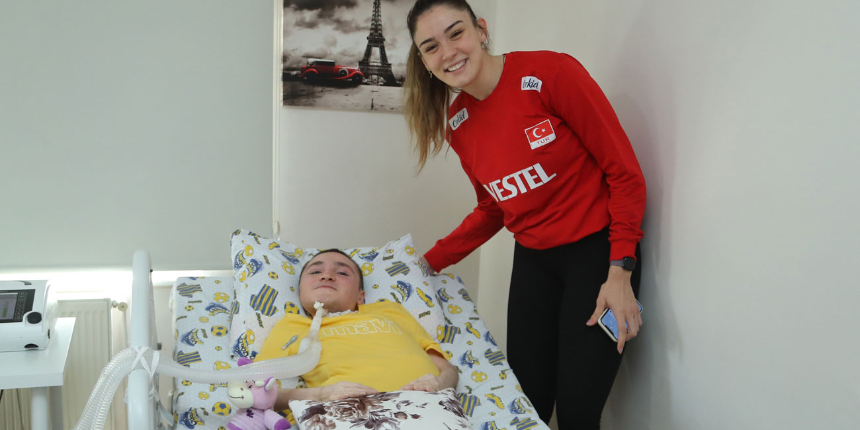 Başarılı milli voleybolcu Zehra Güneş'ten Ömür Erdem'e anlamlı ziyaret