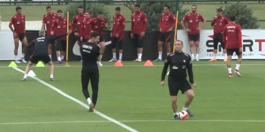 Teknik direktör Stefan Kuntz, Serdar Dursun’un penaltı atışını taklit etti! Antrenmanda ilginç anlar