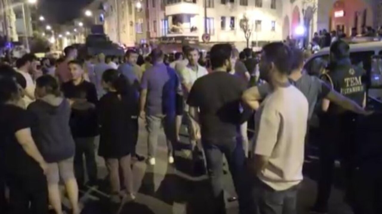 Esenyurt'ta hareketli anlar! Cinsel taciz ettiği anlaşılan şahsı linçten polis ekipleri kurtardı