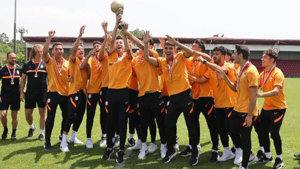 U19 Süper Lig şampiyonu Galatasaray son maç öncesinde kupasına kavuştu