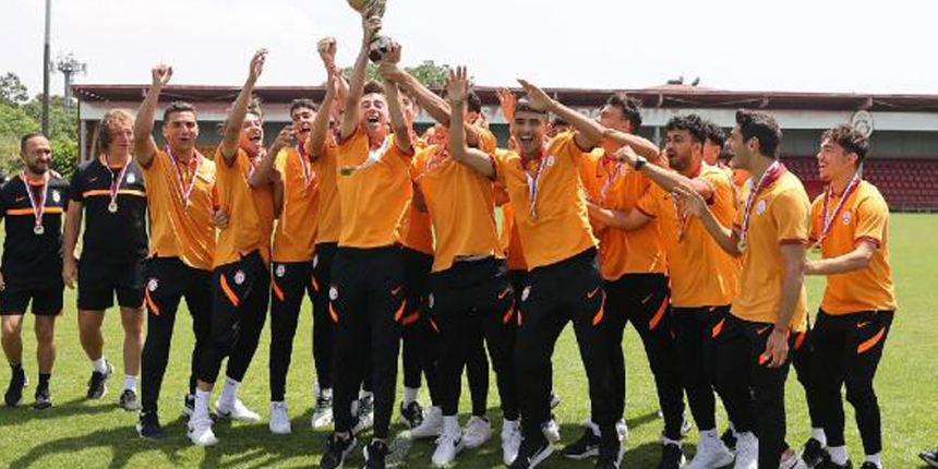 U19 Süper Lig şampiyonu Galatasaray son maç öncesinde kupasına kavuştu