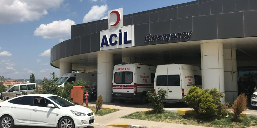 Askeri araçla İlçe Milli Eğitim Müdürlüğünün aracı çarpıştı: 1 ölü, 9 yaralı