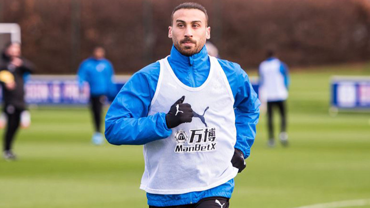 Milli futbolcu Cenk Tosun'un tatil sonrası Beşiktaş'a imza atması bekleniyor