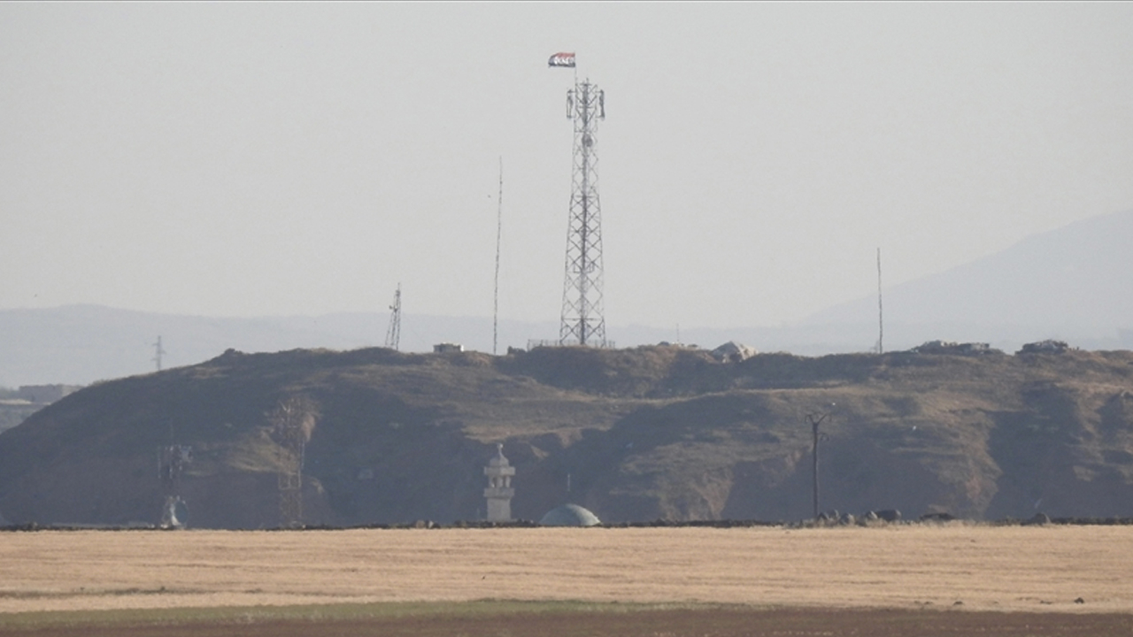 PKK/YPG'li teröristlerin son kamuflaj hamlesi ortaya çıktı: Esed rejimi bayrağını kullanıyorlar