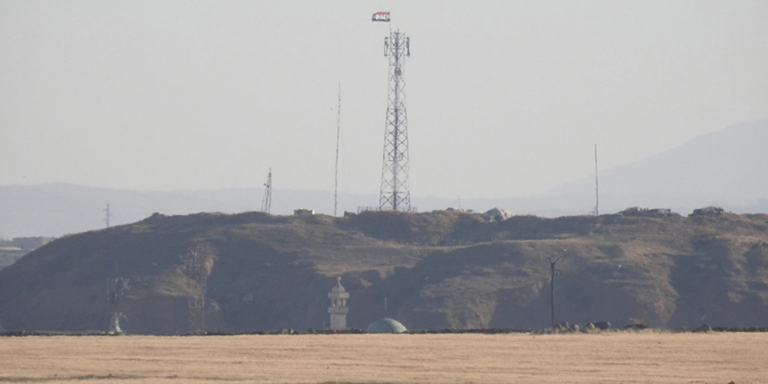 PKK/YPG'li teröristlerin son kamuflaj hamlesi ortaya çıktı: Esed rejimi bayrağını kullanıyorlar