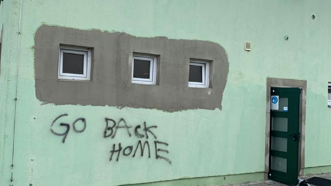 Avusturya'da camiye İslamofobik saldırı! Irkçı ve İslam karşıtı yazılar yazıldı