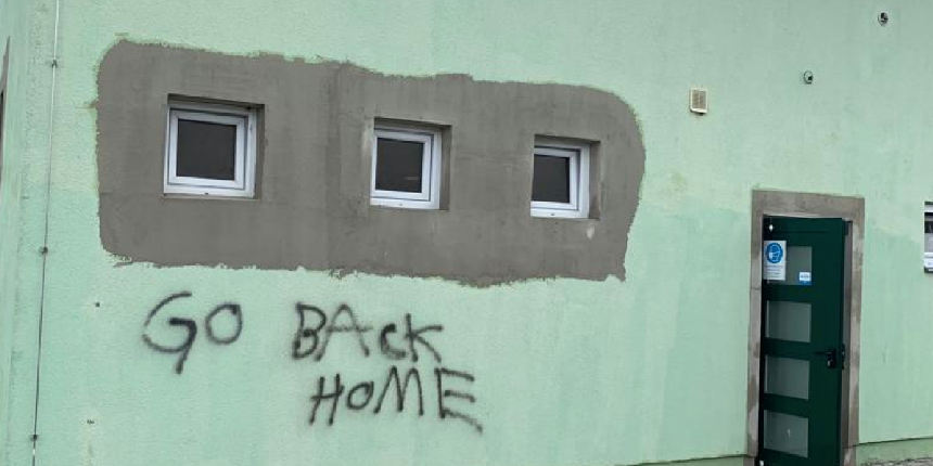 Avusturya'da camiye İslamofobik saldırı! Irkçı ve İslam karşıtı yazılar yazıldı