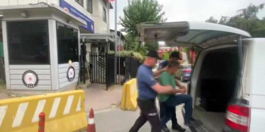 İETT'de bir kadının fotoğraflarını çekti, savunması pes dedirtti: 'Kendi kendine çekiyor'