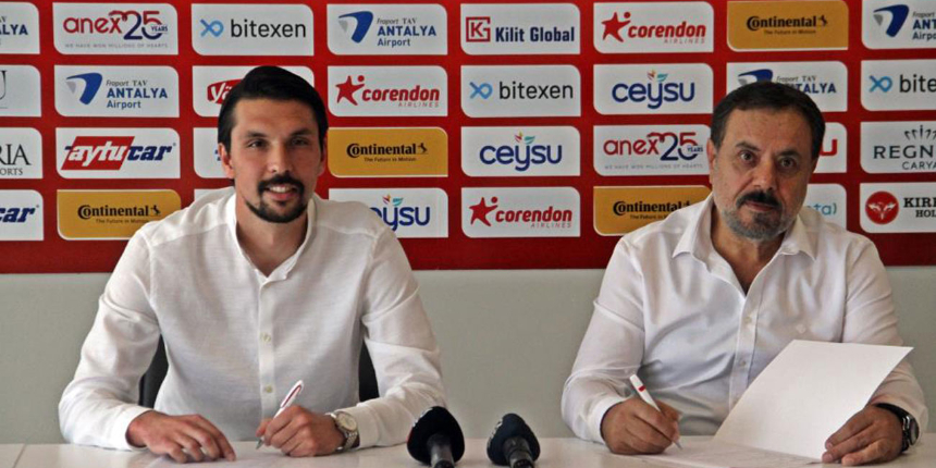 Antalyaspor, İstanbulspor'dan 28 yaşındaki kaleci Alperen Uysal ile 2+1 yıllığına anlaştı