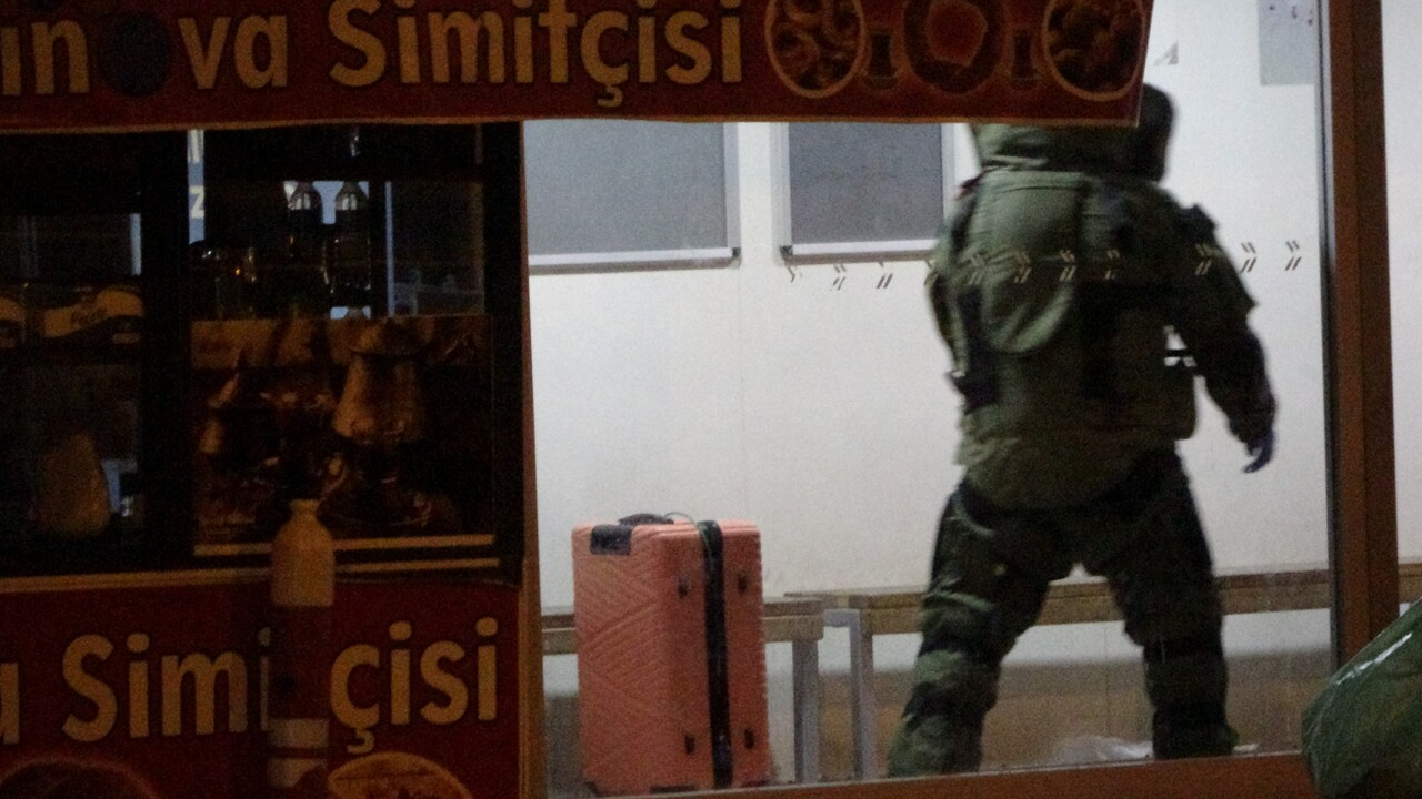 Diyarbakır'da şüpheli valiz paniği! Ekipler fünye ile patlattı