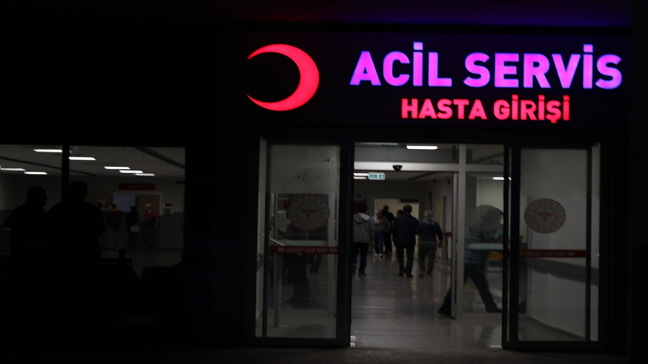 Erzincan'da 53 öğrenci gıda zehirlenmesi şüphesiyle hastaneye kaldırıldı