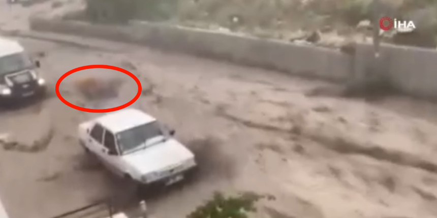 Siparişi bırakmaya giden kurye döndüğünde motorunun sele kapıldığını gördü