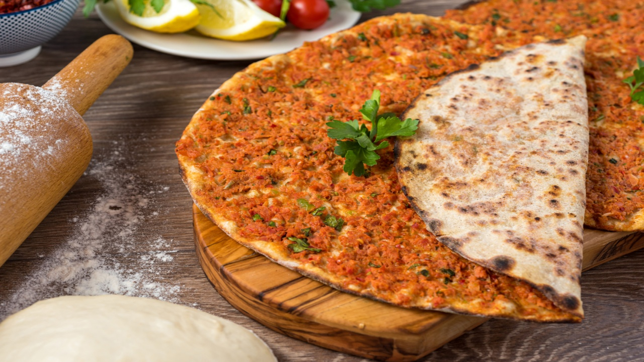 En Elegan Lezzetleri Geride Bırakıyor! Evde Lahmacun Tarifinde Kenarları Çıtır Çıtır Oluyor!