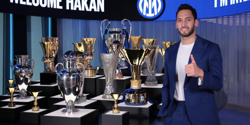 Inter'de oynayan Hakan Çalhanoğlu, dünya devi PSG'ye imzayı atıyor! İnanılmaz teklifle geldiler