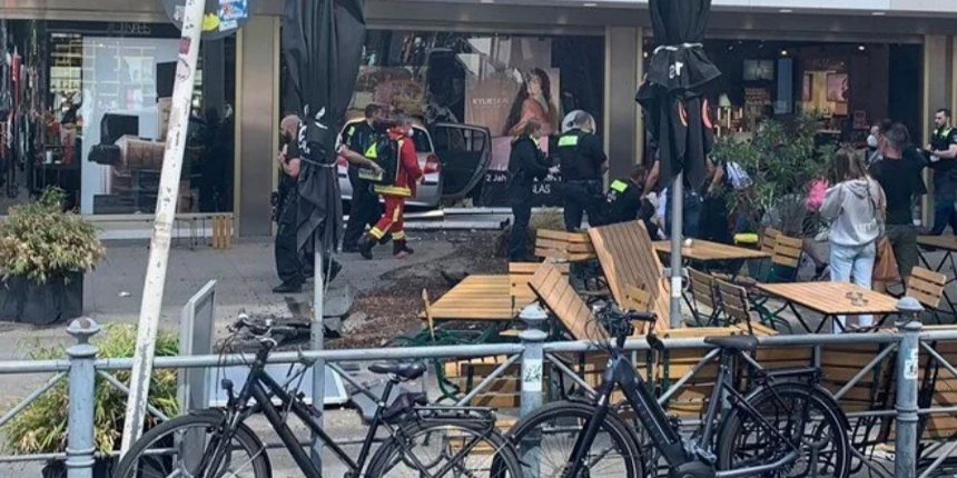 Berlin'de bir otomobil kalabalığın arasına daldı: 1 kişi öldü 30 kişi yaralandı!