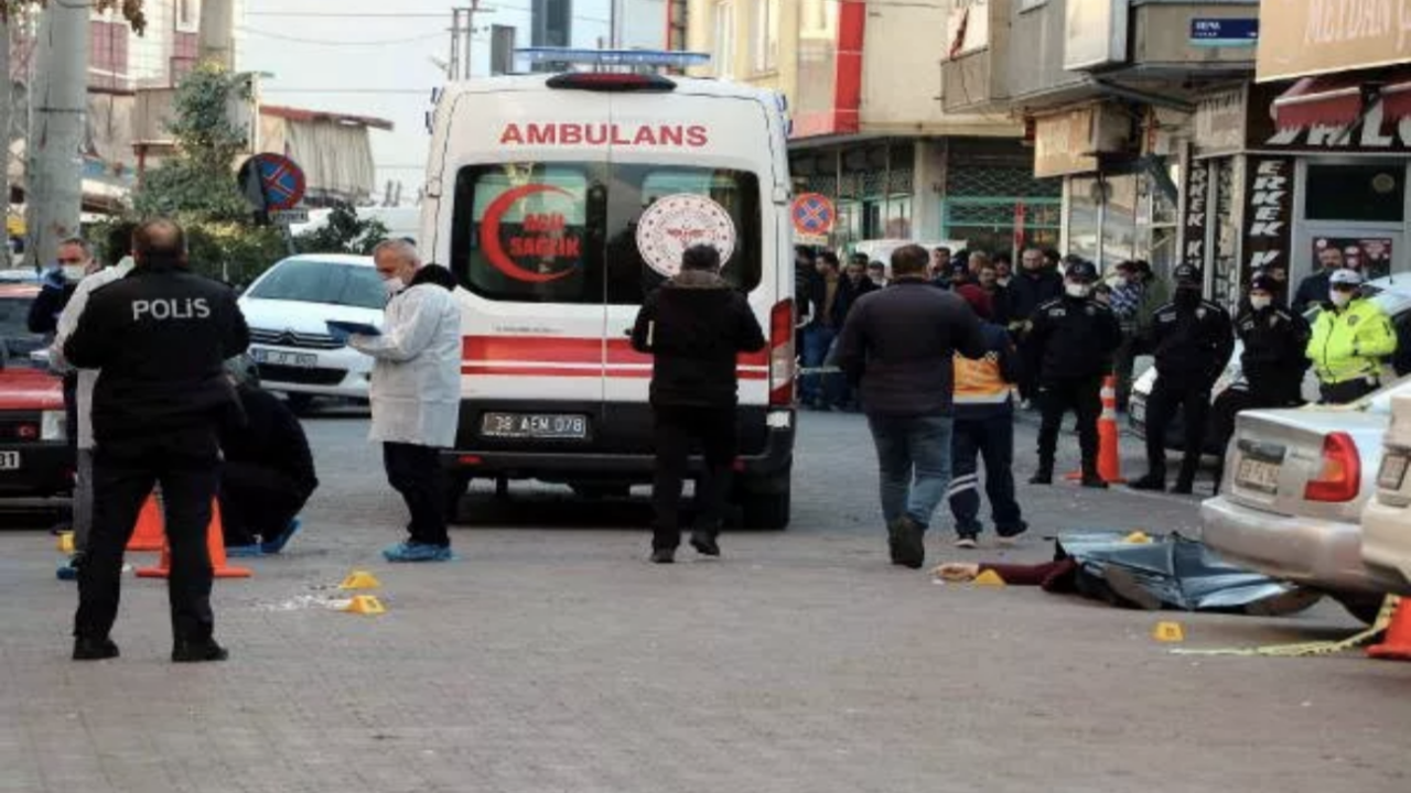 3 kişiyi öldürüp, kaçan kuzen için kırmızı bülten talebi