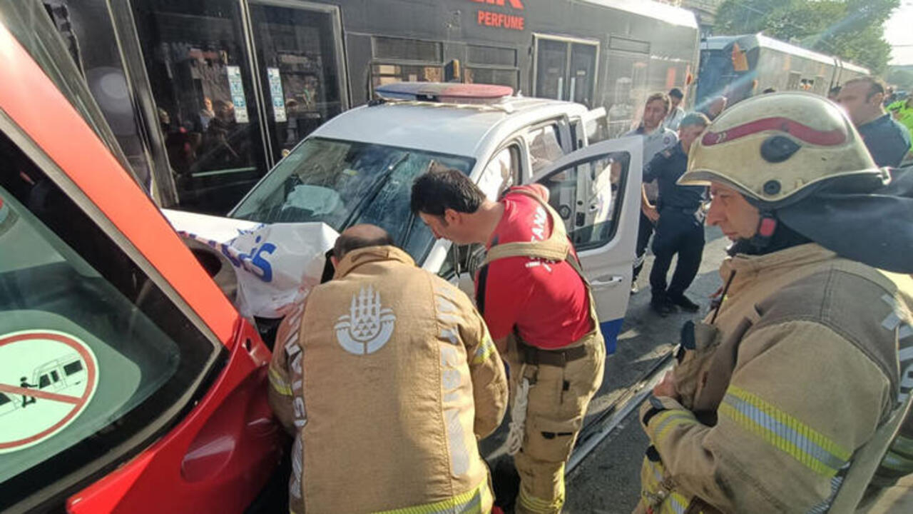 Laleli'de tramvay ile polis arabası birbirine girdi! Seferler durduruldu