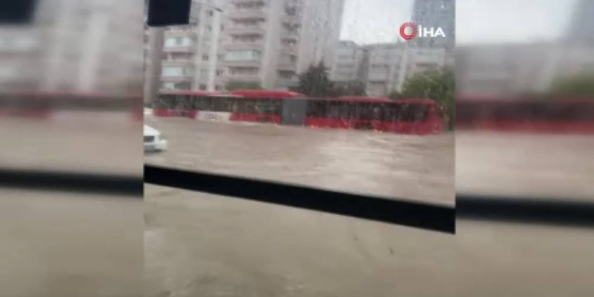 Ankara'daki kuvvetli yağışta caddeleri ve iş yerlerini su bastı