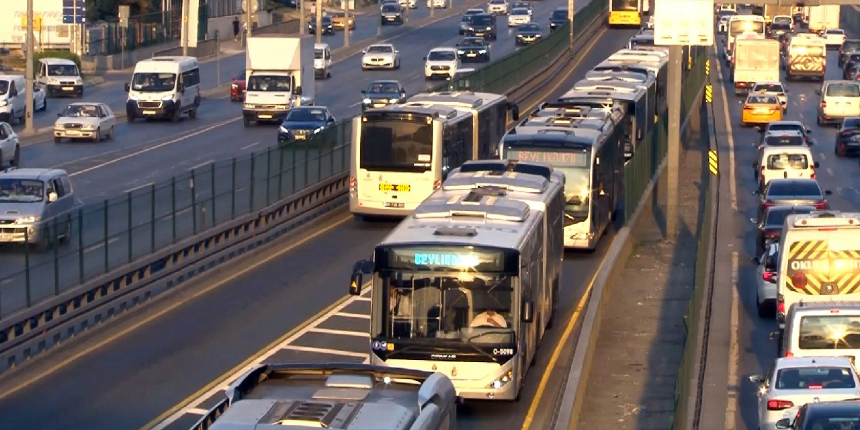 Beylikdüzü’nde metrobüs arızalandı, yolcular duraklara yığıldı