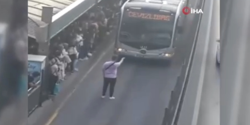 Sürücüler durmayınca çileden çıktı, metrobüsün önünü kesti
