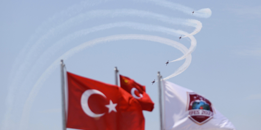 Türk Yıldızları, Efes-2022 Tatbikatı'ndaki gösteriyle nefes kesti