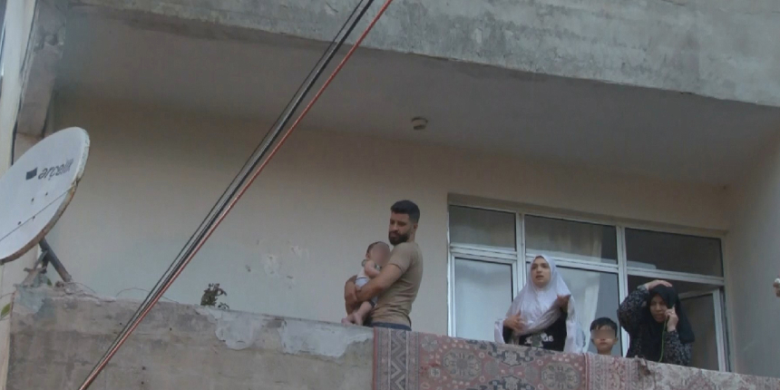 Yangında panikle bebeğini aşağıya atmak istedi, vatandaşlar 'atma' diye bağırdı
