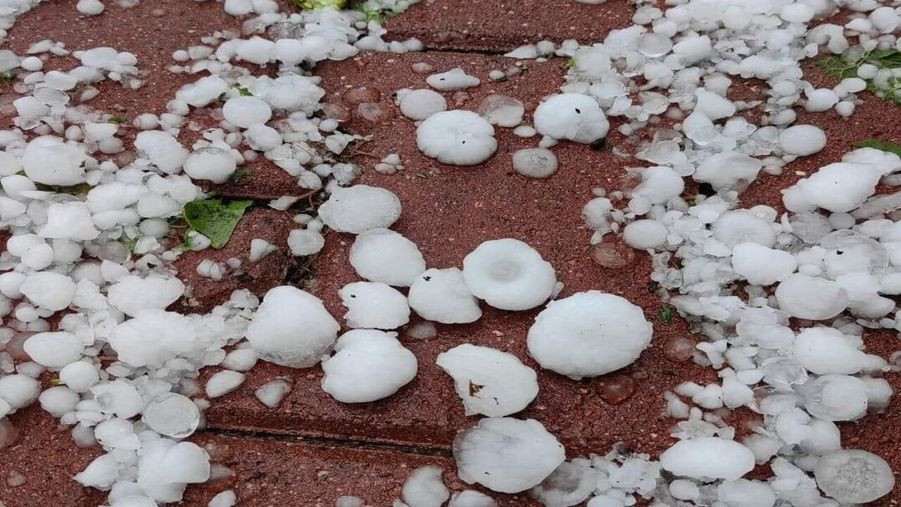 Konya'da ceviz büyüklüğündeki dolu! Yollar kar yağmış gibi beyaza büründü.