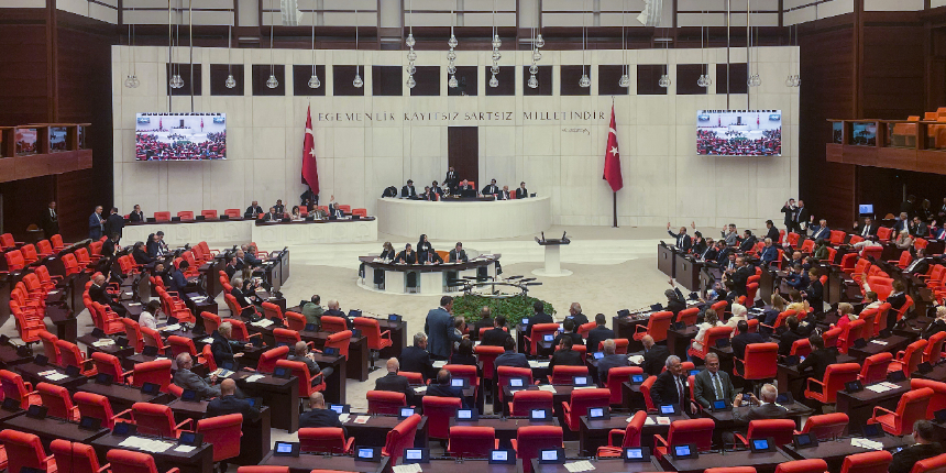 İnternet gazeteciliği ve dezenformasyon yasası görüşmeleri ertelendi