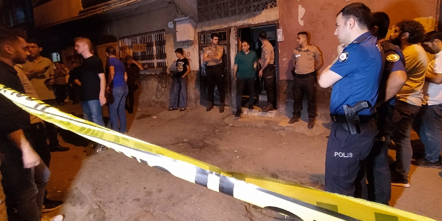 Kara çarşaflı ve şapkalı saldırganlar birlikte yaşayan çiftin evini basıp kurşun yağdırdı