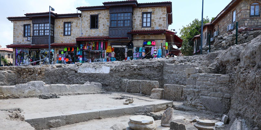 Yıkılan kaçak yapıların altından tarih çıktı: Ticaret alanı ve liman caddesi bulundu