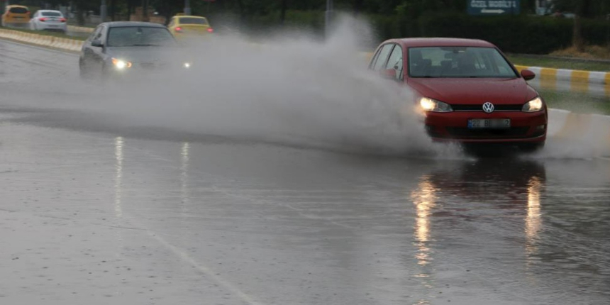 Edirne’de şiddetli yağış sonrası yollar göle döndü