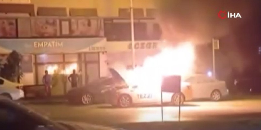 Bahçelievler’de ticari taksi alev alev yandı