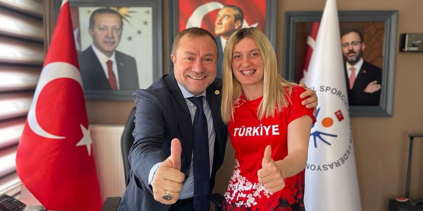 Altın madalyanın sahibi Fatma Damla Altın! Özel sporcu Türkiye rekoru kırdı