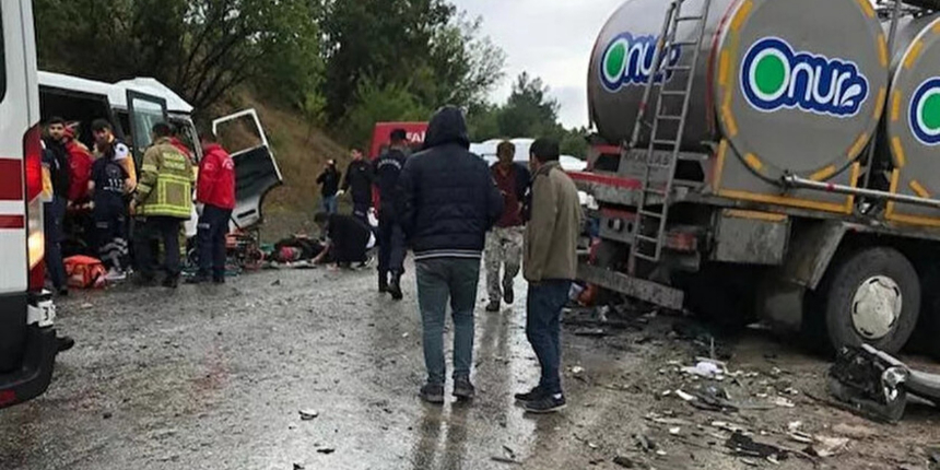 Balıkesir-Kütahya yolunda katliam gibi kaza: Ölen 7 kişinin kimlikleri belli oldu!