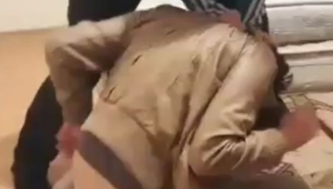 Küçük kızı eve çağırıp işkence yaptılar!