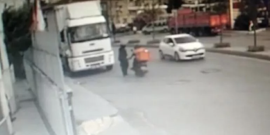 Motokurye, minibüs bekleyen kadını taciz etti!