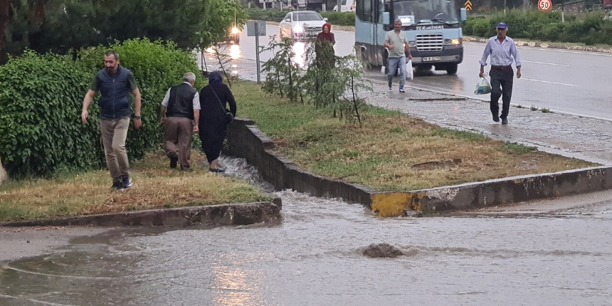 Karabük’te hayat felç oldu! Ağaçlar devrildi, yollar taştı