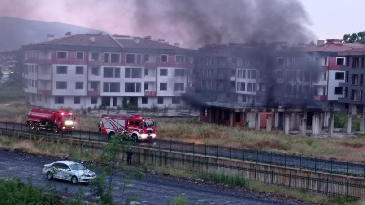 Düzce’de inşaat halindeki binaya yıldırım düştü!