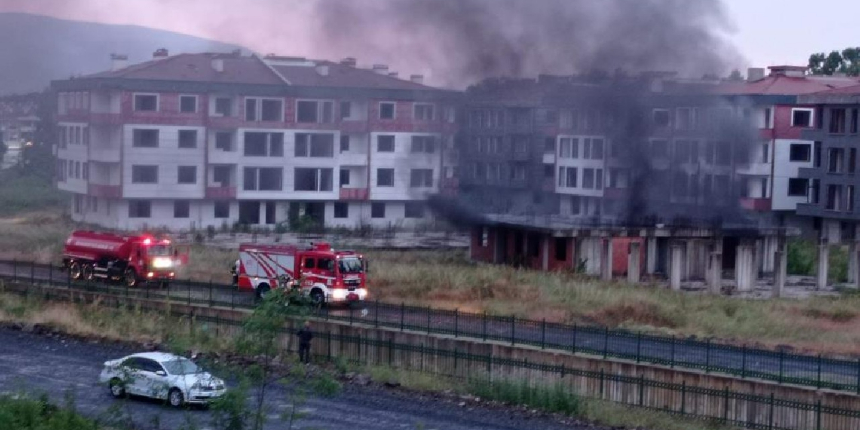 Düzce’de inşaat halindeki binaya yıldırım düştü!