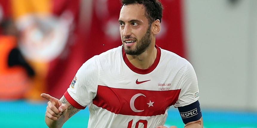 Kaptan Hakan Çalhanoğlu'ndan önemli mesaj: Takım arkadaşlarım benim için çok değerli