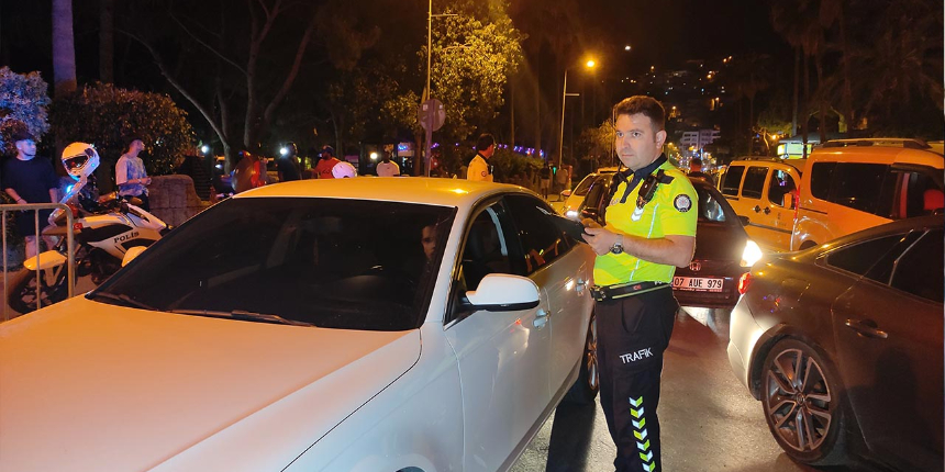 Alkollü sürücüler cezadan kurtulmak için bunları yaptı: Katlanabilir plaka bile kullanan var
